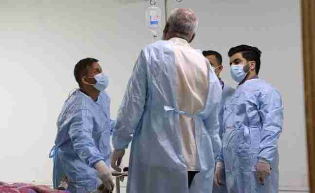 أصبح مشهد عمال الصحة الذين يرتدون ملابس واقية مشهدًا مألوفًا في العراق بسبب انتشار حمى الكونغو
