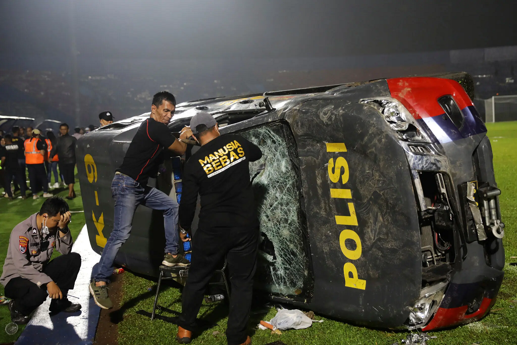 مأساة إندونيسيا: سيارة شرطة مدمرة بعد التدافع في استاد كانجوروهان