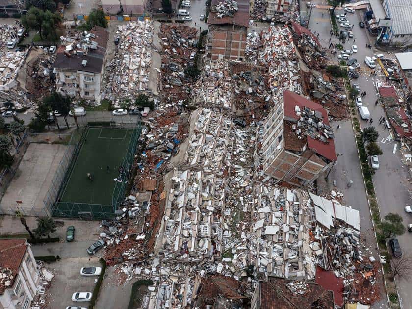 حطام في تركيا بسبب الزلزال