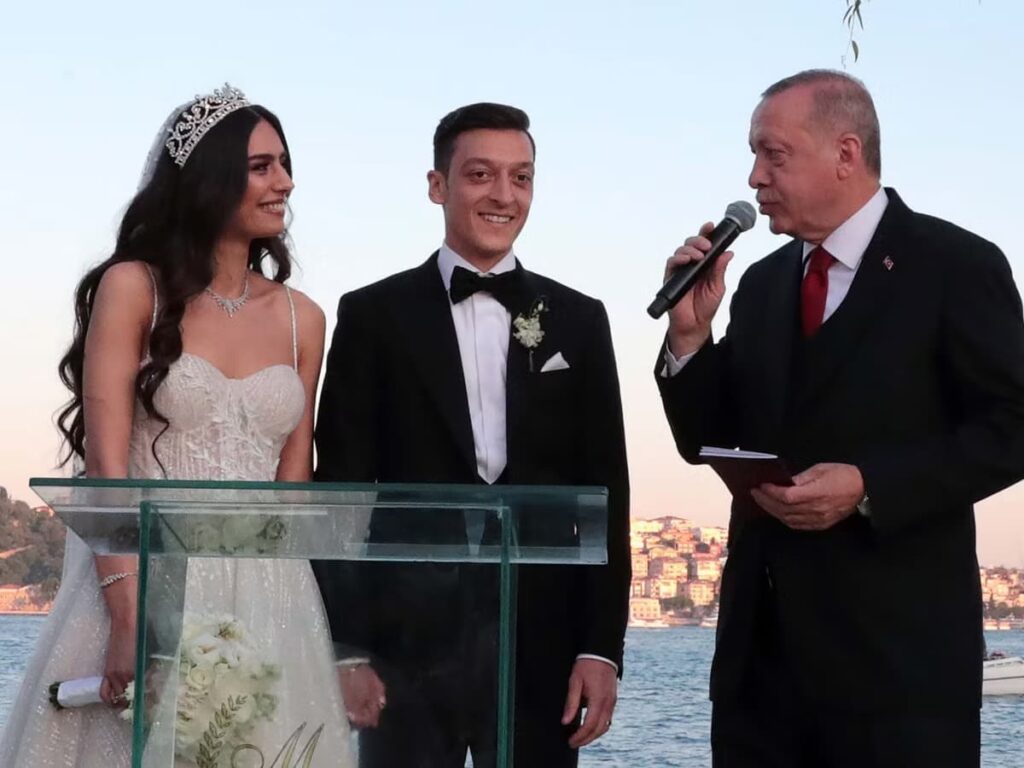 مسعود أوزيل لاعب أرسنال يختار الرئيس التركي أردوغان شاهداً على زفافه