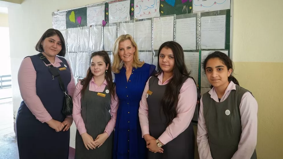 التقت صوفي بالطلاب والمدرسين خلال زيارتها لمدرسة للبنات في بغداد