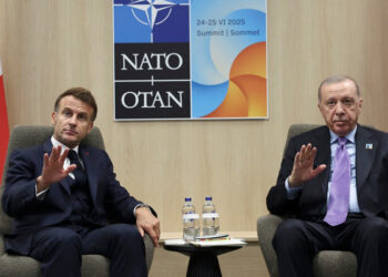 France's President Emmanuel Macron (L) and Turkey's President Recep Tayyip Erdogan