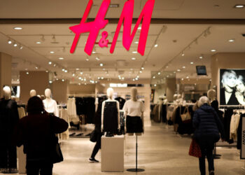 H&M sales fall in second quarter on stronger currency