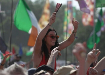 Huge crowd attends defiant Kneecap set at Glastonbury