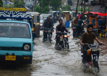 Pakistan flash floods and heavy rain kill 32