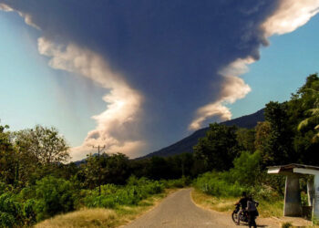 Bali flights nixed after huge Indonesia volcano eruption