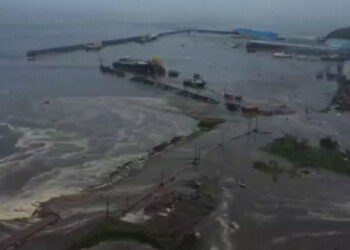 Huge quake off Russia sparks Pacific tsunamis