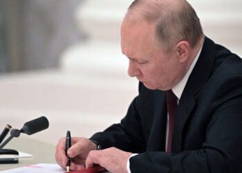 Putin signs law that fines online searches for 'extremist' content