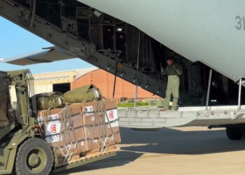 Spanish soldiers fill plane heading for Gaza with 12 tonnes of food