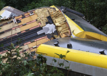 Three dead, several injured after train derails in Germany