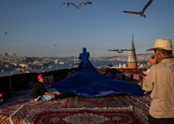 Turkey cuts interest rate to 43%