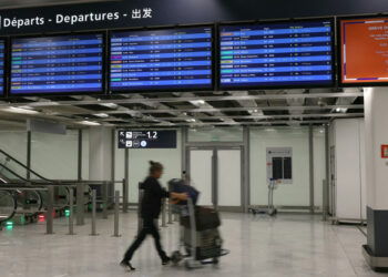 إلغاء رحلات في مطاري باريس بسبب إضراب مراقبي الحركة الجوية