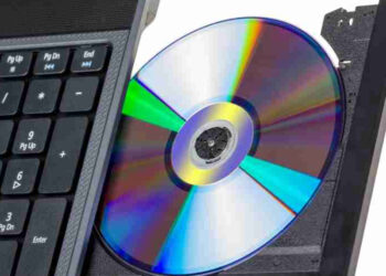 لماذا تغيب قارئ أقراص CD/DVD عن أجهزة الكمبيوتر المحمولة الحالية؟