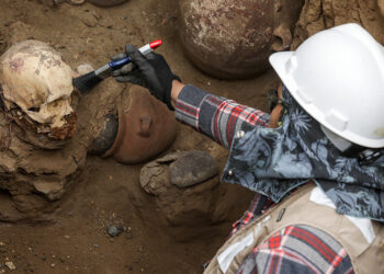 Gas workers uncover 1,000-year-old mummy in Peru