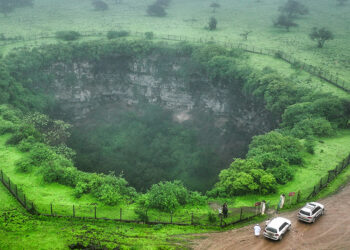 Mind the gap: tourists drawn to Oman's giant sinkholes