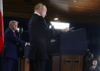 Trump gives Putin 'peace letter' from wife Melania