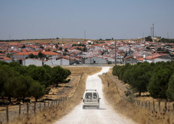 Wildfire forces evacuations in Spanish tourist town