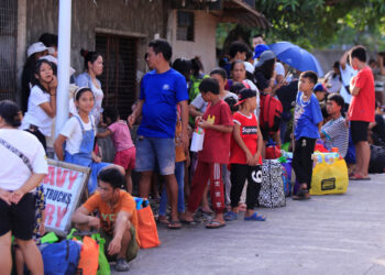 400,000 evacuated, 3 dead as fresh storm batters Philippines