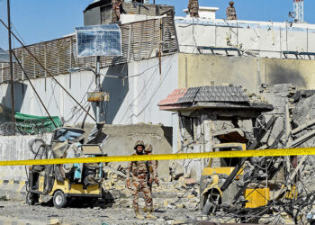 Bombing kills 10 outside Pakistan border force compound