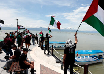 Israel defence minister warns Hamas to surrender or be 'annihilated'