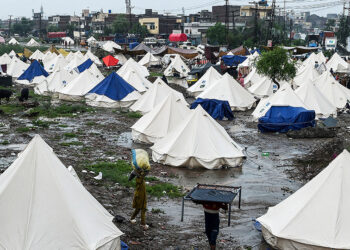 Pakistan evacuates half a million people stranded by floods