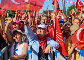 Tens of thousands join Ankara protest ahead of court showdown