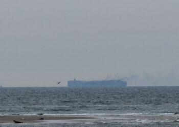 Two injured and ship set ablaze by projectile off Yemen