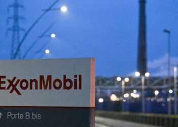 ExxonMobil returns to Iraq with deal on major oil field