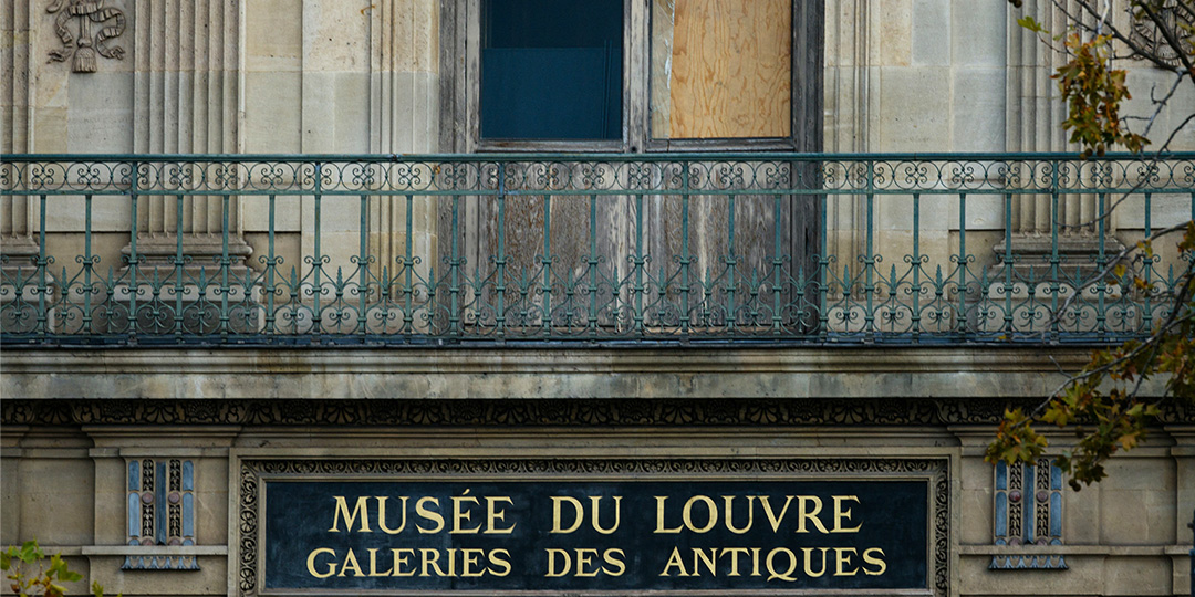 Louvre reopens for first time after jewel heist