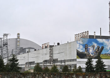 Power flowing to Chernobyl nuclear plant after outage: officials