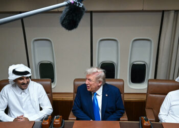 Trump meets Qatar emir, PM during stop en route to Asia