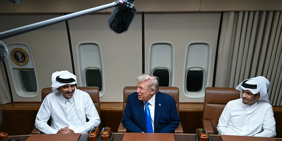 Trump meets Qatar emir, PM during stop en route to Asia