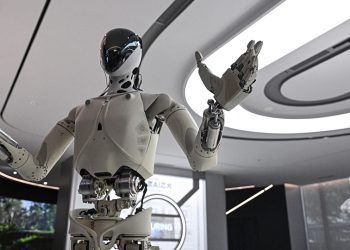 Humanoid robots to trial guiding crowds at Chinese border crossings