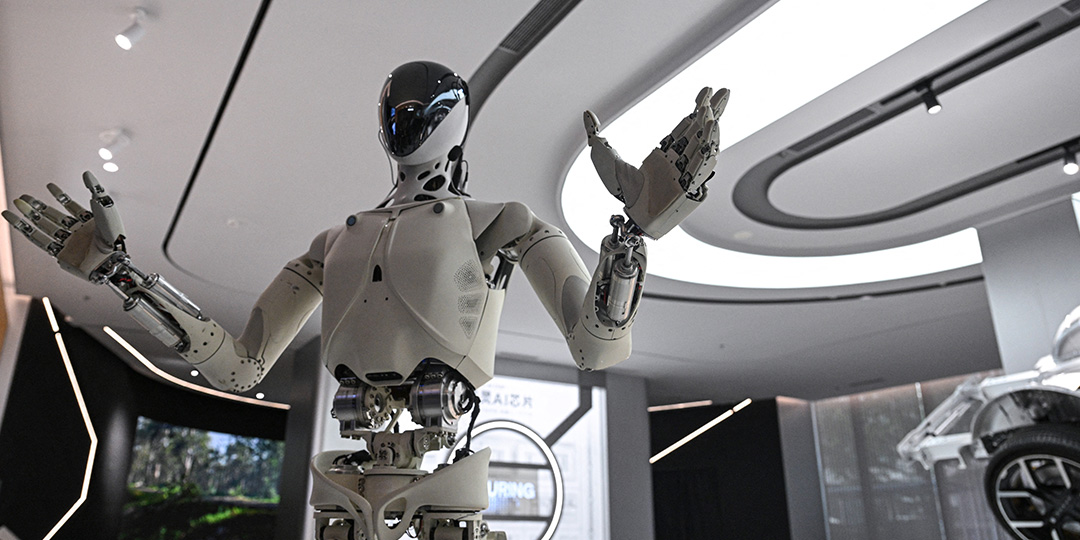 Humanoid robots to trial guiding crowds at Chinese border crossings