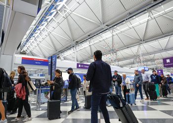 Hundreds of flights cut across US in government paralysis