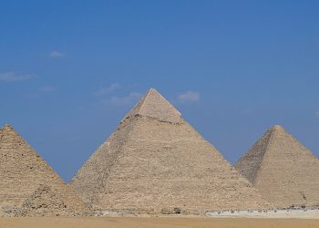 Monumental art displayed in shade of Egypt's pyramids