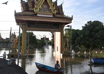 Thais navigate flooded homes and ancient temples by boat
