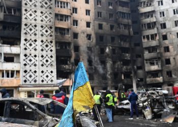 US presses Ukraine to cede land as Russian strikes kill 26