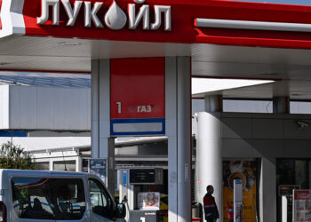 Iraq invites US companies to bid on oil field run by Russia's Lukoil