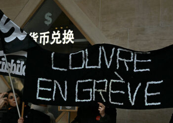 Louvre staff vote to extend strike: unions