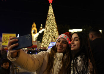 Pope urges Russia, Ukraine dialogue in Christmas blessing