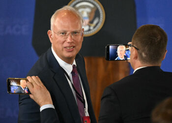 Russian Envoy Claims 'Constructive' Ukraine War Talks with US Officials in Davos