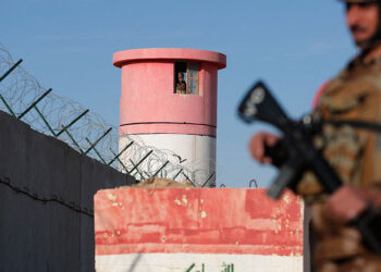 US Begins Transfer of 7,000 Alleged IS Detainees from Syria to Iraq