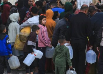 Palestinians leave Gaza via Rafah crossing -مغادرة فلسطينيين غزة عبر معبر رفح