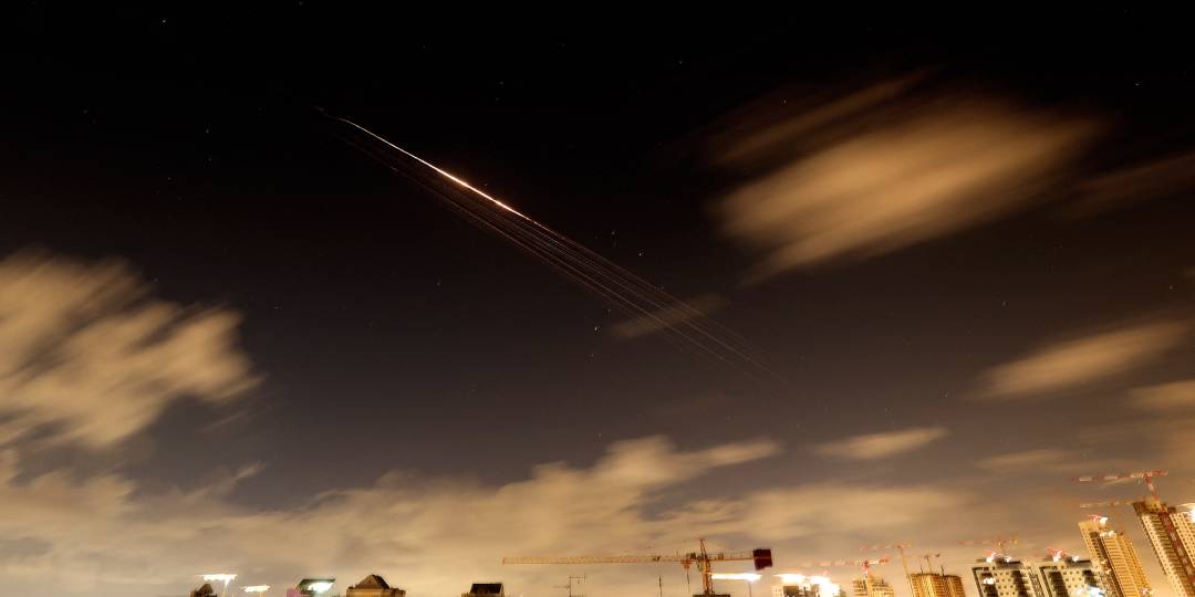 Iran threatens hotels and closes Hormuz Strait - إيران تستهدف فنادق العسكريين الأميركيين حصار هرمز