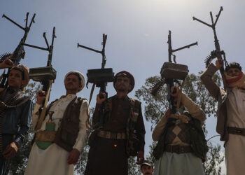 Houthis launch attack Israel missiles drones - الحوثيون هجوم جديد إسرائيل صواريخ مسيرات