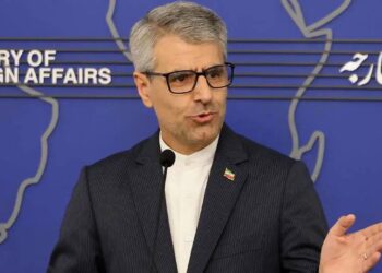 Iran denies enriched uranium transfer- نفت وزارة الخارجية الإيرانية يوم الجمعة بشكل قاطع أن الدولة وافقت على نقل احتياطياتها من اليورانيوم المخصب إلى الولايات المتحدة، معارضة مباشرة لتأكيدات الرئيس ترامب بشأن التعاون في إزالة المواد النووية. أعلن المتحدث باسم وزارة الخارجية الإيرانية إسماعيل بقائي أن اليورانيوم المخصب يمثل "قيمة سيادية حساسة" لإيران ولن يتم نقله للخارج تحت أي ظرف. يعالج الرفض الإيراني ادعاءات ترامب الأخيرة بأن واشنطن ستتعاون مع طهران على نقل تدريجي لاحتياطيات اليورانيوم باستخدام معدات ثقيلة، مقترحات رفضتها السلطات الإيرانية كغير متوافقة مع السيادة الوطنية. أكد بقائي أن إيران تعتبر ملفها النووي جزء لا يتجزأ من السيادة الوطنية، مما يجعل أي مقترحات بخصوص النقل الخارجي للمواد المخصبة مرفوضة بشكل قاطع. يكشف الموقف الإيراني عن خلاف جوهري حول القضايا النووية بين الأطراف المفاوضة، مما يشير إلى أن توزيع اليورانيوم يمثل نقطة خلاف أساسية في مفاوضات إيران-أمريكا رغم ادعاءات إدارة ترامب بالتقدم الموضوعي نحو اتفاق شامل. H2: مطالب إيران بالسيادة على المواد النووية H3: اليورانيوم المخصب كأصل سيادي أعلن المتحدث باسم وزارة الخارجية الإيرانية أن اليورانيوم المخصب يشكل "قيمة سيادية حساسة" لإيران، مؤسساً مبدأ أساسياً بأن المواد النووية تبقى تحت السيطرة والسيادة الإيرانية. تعامل التوصيف اليورانيوم ليس بشكل أساسي كسلعة قابلة للتفاوض بل كتعبير عن السيادة الوطنية والاستقلال الاستراتيجي. H3: الملف النووي كمسألة سيادة وطنية أكد بقائي أن إيران تعتبر ملفها النووي لا ينفصل عن السيادة الوطنية، رافضاً توصيف البرنامج النووي كمصدر قلق دولي يخضع للإشراف الخارجي أو السيطرة. يعكس هذا الموقف معتقد إيراني بأن القدرة النووية تمثل حق وطني مشروع ولا يمكن المساومة عليها كجزء من اتفاق دبلوماسي. H3: الرفض القاطع لمقترحات النقل أفاد المتحدث الإيراني بصراحة أن المقترحات المتعلقة بنقل مواد اليورانيوم المخصب للخارج "مرفوضة بشكل قاطع"، باستخدام لغة لا تسمح بالتفاوض أو التسوية حول هذه المسألة المحددة. يشير الرفض القاطع إلى أن نقل اليورانيوم يمثل خط أحمر إيراني في المفاوضات، قضية لن تعدل فيها طهران موقفها بغض النظر عن التنازلات الأخرى المقدمة من الولايات المتحدة. H2: موقف إدارة ترامب بشأن نقل اليورانيوم H3: خطط ترامب لاسترجاع اليورانيوم قال الرئيس ترامب في مقابلة مع وكالة رويترز إن واشنطن ستتعاون مع إيران لنقل احتياطيات اليورانيوم المخصب إلى الولايات المتحدة. وصف ترامب عملية النقل كمسعى تدريجي يستخدم معدات ثقيلة، مشيراً إلى جدول زمني ممتد متوقع لحركة المواد النووية الفعلية. H3: توصيف كترتيب متفاوض عليه وضع ترامب نقل اليورانيوم كمكون من اتفاق أوسع يعالج القدرات النووية الإيرانية. يشير التوصيف إلى أن ترامب يرى إزالة اليورانيوم كهدف قابل للتحقيق إذا يمكن الوصول إلى اتفاق شامل، متناقضاً بشكل حاد مع إصرار إيران على أن نقل اليورانيوم يبقى غير قابل للتفاوض تحت أي ظرف. H3: الخلاف الاستراتيجي حول توزيع اليورانيوم يكشف الخلاف الأساسي بين موقف ترامب والرفض الإيراني عن نزاع جوهري في المفاوضات بشأن ما يشكل نتيجة مقبولة بخصوص مواد اليورانيوم. ترى إدارة ترامب إزالة اليورانيوم كآلية تحقق أساسية لاتفاق نووي، بينما ترى إيران احتفاظ اليورانيوم كتعبير عن حقوق وطنية مشروعة. H2: موقف وزارة الدفاع الإيرانية حول الصراع المستمر H3: الحرب لم تنته بعد أكد المتحدث باسم وزارة الدفاع الإيرانية العميد رضا طلايي يوم السبت أن الحرب لم تنته بعد، معتبراً الترتيبات الحالية كإجراءات مؤقتة مشروطة بدلاً من حل دائم. يتناقض تأكيد طلايي مع الآثار المترتبة على إعلانات الهدنة المختلفة بأن الصراع قد انتهى بشكل موضوعي. H3: شروط على إعادة فتح ممر هرمز حدد طلايي أن فتح ممر هرمز لعبور السفن غير العسكرية يبقى مشروطاً باستمرار الهدنة بين لبنان وإسرائيل. ينشئ الشرط آلية لضغط إيراني على استقرار الهدنة بتهديد إغلاق الممر إذا استأنفت العمليات الإسرائيلية في لبنان. H3: قدرات جيواستراتيجية غير مستخدمة أشار طلايي إلى أن أجزاء من القدرات الجيواستراتيجية الإيرانية الممتدة من باب المندب إلى مناطق أخرى لم تُستخدم بعد، مما يشير إلى احتفاظ إيران بخيارات عسكرية للتصعيد إذا فشلت المفاوضات أو انهارت الهدنة. يشير البيان إلى أن التهدئة الحالية تمثل اختيار تكتيكي بدلاً من استنزاف القدرات الإيرانية. H3: تهديد الرد على الخداع الدبلوماسي حذر طلايي من أنه إذا لجأ الخصوم إلى "الخداع الدبلوماسي"، ستقابل إيران بردود عسكرية، محدداً تحفظ إيراني حول استدامة الهدنة والطبيعة المشروطة للضبط المستمر. يشير التحذير إلى أن قيادة إيران ترى عملية المفاوضات الجارية كهشة وربما عكسية إذا اعتبرت مخادعة. H2: عقوبات خزانة الولايات المتحدة على قادة الميليشيات العراقية H3: توسع حملة الغضب الاقتصادي أعلنت وزارة الخزانة الأمريكية يوم الجمعة فرض عقوبات على سبعة قادة في الميليشيات العراقية الموالية لإيران من خلال حملة "الغضب الاقتصادي" استهدفت المجموعات المسلحة المحاذية لإيران. تمثل العقوبات توسعاً لحملة الضغط الاقتصادي ضد الشبكات الإقليمية الإيرانية والقوات الوكيلة. H3: القادة المستهدفون والأنشطة حددت بيان مكتب مراقبة الأصول الأجنبية (OFAC) أن سبعة قادة ميليشيات استهدفوا بسبب الانخراط في "تخطيط وتوجيه وتنفيذ سلسلة من الهجمات التي استهدفت موظفين ومنشآت ومصالح أمريكية في العراق." يعكس استهداف القيادة المحددة جهد أمريكي لتعطيل هياكل القيادة للمجموعات المسلحة العراقية التي تعمل تحت النفوذ الإيراني. H3: مطالبات تأثير معاداة للمدنيين الأوسع أكدت وزارة الخزانة أن المجموعات المسلحة المستهدفة لا تهاجم الولايات المتحدة فحسب بل تشن هجمات ضد المدنيين الأبرياء في جميع أنحاء العراق، معتبرة أنشطة الميليشيات إرهابية. يحاول الإطار تمييز العقوبات عن التدخل الخارجي بتوصيف العقوبات كإجراء حماية للمدنيين العراقيين بالإضافة إلى المصالح الأمريكية. H3: حجة استنزاف الاقتصادي ميز بيان وزارة الخزانة أنشطة الميليشيات باستنزاف الثروة الوطنية العراقية واستغلال الموارد لتمويل الأنشطة الإرهابية، معتبراً العقوبات إجراء دفاعي لحماية المصالح الاقتصادية العراقية ضد القوى المفترسة الداخلية. يحاول الإطار تمييز العقوبات عن التدخل الخارجي بتوصيف العقوبات كحماية للسيادة العراقية ضد التخريب الموالي لإيران. H2: تنسيق نقاط ضغط متعددة H3: توقيت إعلان العقوبات يتزامن إعلان عقوبات الميليشيات يوم الجمعة مع المفاوضات النووية الجارية والرفض الإيراني لمقترحات نقل اليورانيوم، مما يشير إلى إستراتيجية أمريكية للحفاظ على ضغط متزامن على جبهات متعددة. ينشئ التنسيق بيئة ضغط تراكمي يحاول إجبار التنازلات الإيرانية عبر القضايا النووية والإقليمية وعقوبات. H3: استهداف شبكات الوكلاء الإيرانية تمثل العقوبات التي تستهدف قادة الميليشيات العراقية جهداً للضغط على إيران بشكل غير مباشر بمعاقبة الوسطاء التي تمدد من خلالها طهران نفوذها الإقليمي. تعكس الإستراتيجية النهج الأمريكي لتقيد توسع القوة الإقليمية الإيرانية من خلال تدابير مالية موجهة ضد القوات الوسيطة. H2: الآثار المترتبة على المفاوضات الجارية H3: خلافات أساسية حول القضايا الأساسية يشير الرفض الإيراني القاطع لنقل اليورانيوم المخصب مقترن مع تحذيرات وزارة الدفاع حول القدرات المستمرة إلى وجود خلافات موضوعية قائمة حول قضايا نووية وإقليمية وعسكرية رغم تقدم مزعوم نحو اتفاق شامل. يشير الانقطاع الظاهر بين ادعاءات ترامب بالتقدم والرفض الإيراني للمقترحات الرئيسية إلى فجوات أساسية في الفهم أو استحالة جوهرية بين المواقف التفاوضية. H3: الطبيعة المشروطة للتهدئة الإيرانية تشير البيانات الإيرانية التي تعتبر الهدنة وإعادة فتح الممر مشروطة باستمرار الضبط من قبل الخصوم إلى أن التهدئة الإيرانية تبقى عكسية. تحافظ الشروط على قدرة إيرانية للتصعيد العسكري إذا فشلت المفاوضات أو حدثت انتهاكات متصورة للهدنة. H3: تعقيد العقوبات لبيئة المفاوضات تنشئ عقوبات خزانة على قادة الميليشيات العراقية تعقيد إضافي في بيئة المفاوضات بالحفاظ على ضغط على شبكات إيران الإقليمية بينما تستمر المناقشات النووية. يشير النهج الثنائي إلى إستراتيجية أمريكية لجمع التهديد العسكري والضغط التفاوضي وعقوبات اقتصادية لاستخلاص تنازلات قصوى. H2: الجدول الزمني ونقاط القرار H3: أهمية الموعد النهائي الأربعاء يكتسب الموعد النهائي الأربعاء المعلن من قبل ترامب أهمية في سياق الرفضات الإيرانية القاطعة لنقل اليورانيوم. إذا ظل نقل اليورانيوم موقف إيراني غير قابل للتفاوض وطلب أمريكي أساسي، قد يثبت الموعد النهائي الأربعاء غير واقعي لتحقيق اتفاق شامل. H3: خطر انهيار المفاوضات يشير الخلاف الأساسي على نقل اليورانيوم مقترن مع تحذيرات وزارة الدفاع الإيرانية حول القدرات العسكرية المستمرة إلى خطر مادي بأن المفاوضات قد تنهار إذا أصبح نقل اليورانيوم شرطاً لاستمرار الاتفاق. سيؤدي الخطر إلى استئناف الصراع ما لم يعدل أحد الطرفين موقفه بشكل جوهري. Conclusion: ينكشف الإنكار الإيراني القاطع للموافقة على نقل اليورانيوم المخصب بشكل مباشر ادعاءات إدارة ترامب حول التعاون على إزالة اليورانيوم، كاشفاً خلاف جوهري في قلب مفاوضات إيران-أمريكا. يقف الإصرار الإيراني على وزارة الخارجية على أن المواد النووية تبقى تحت السيطرة السيادية الإيرانية في معارضة لموقف أمريكي بأن إزالة اليورانيوم تشكل آلية تحقق أساسية لاتفاق نووي. تشير البيانات المتزامنة من وزارة الدفاع الإيرانية حول القدرات العسكرية غير المستخدمة والطبيعة المشروطة للهدنة إلى أن التهدئة الإيرانية تبقى مؤقتة وعكسية. تحافظ عقوبات خزانة الولايات المتحدة على قادة الميليشيات العراقية على الضغط على شبكات إيران الإقليمية بينما تستمر المفاوضات النووية، خالقة بيئة من الانخراط الدبلوماسي المتزامن والضغط الاقتصادي والعسكري. تشير هذه التطورات إلى أنه رغم الادعاءات العامة بالتقدم نحو اتفاق شامل، خلافات جوهرية قائمة حول القضايا النووية والإقليمية الأساسية. سيتطلب الحل حركة موضوعية من أحد الطرفين أو كليهما من المواقف الحالية، وقد يثبت الموعد النهائي الأربعاء لترامب غير كافٍ لسد الفجوات المحددة في المواقف التفاوضية.