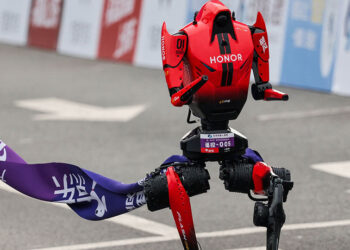 Chinese robot breaks world record - روبوت صيني يحطم الرقم القياسي العالمي