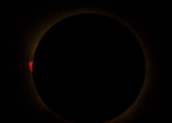 total solar eclipse - الكسوف الكلي للشمس