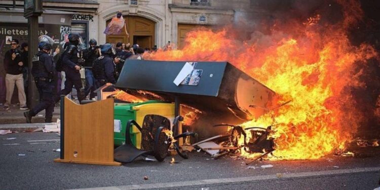 French protests lead to 174 people jailed - أعمال العنف في فرنسا